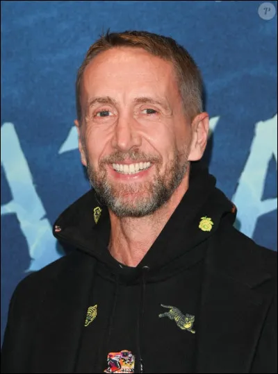 Quel est l'humoriste présentant avec Philippe Caverivière l'émission "En bande organisée", diffusée le dimanche sur France 2 ?