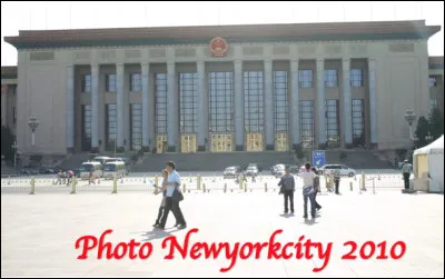 Quel bâtiment peut-on voir sur la place Tian'anmen en face de la cité interdite à Pékin ?