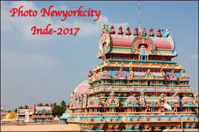 Dans quelle ville peut-on visiter le plus grand temple hindou du monde en activité qui s'étend sur 621 000 m2 ?