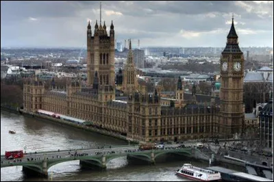 Quel bâtiment accolé à Big Ben peut-on visité à Londres ?