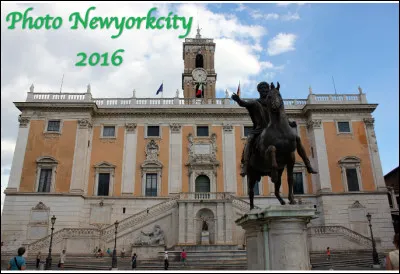 Que trouve-t-on au sommet de la colline du Capitole à Rome ?