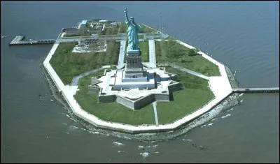 Que trouve-t-on sur Liberty Island, île inhabitée de la baie de New York ?