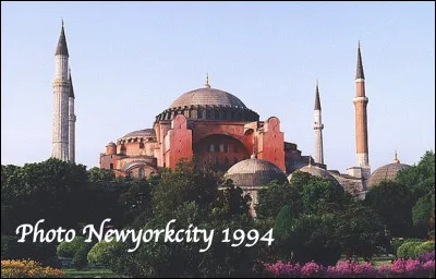 Que trouve-t-on dans la zone historique d'istanbul ?