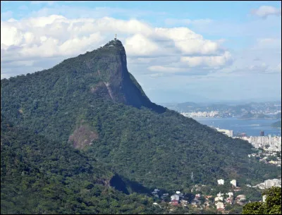 Quel monument trouve -t-on au sommet de la montagne du Corcovado qui domine Rio de janeiro ?