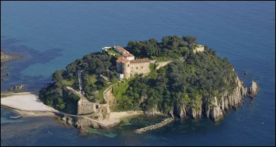 Que trouve-t-on sur l'îlot de Brégançon situé sur la côte méditerranéenne du Var ?