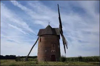 Je vous emmène dans les Hauts-de-France, à la découverte du moulin fortifié de Frucourt. Village de l'aire d'attraction Abbevilloise, il se situe dans le département ...