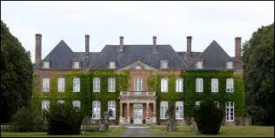 Nous sommes en Normandie, au château de La Trinité-des-Laitiers. Petit village de 51 habitants, dans l'arrondissement de Mortagne-au-Perche, il se situe dans le département ...