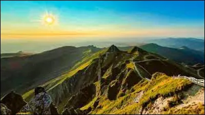 De quel massif le puy de Sancy est-il le point culminant avec ses 1 885 mètres d'altitude ?