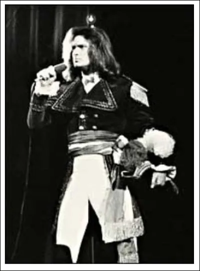 Des personnages historiques, il y en avait plein la scène ! Tel ce général, artisan de la victoire de Valmy de toutes les mémoires. Qui était-ce, et de quel ensemble musical faisait partie l'acteur l'incarnant ?