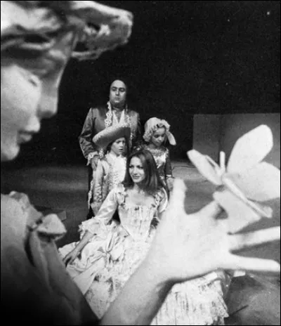 Celui-ci co-écrit la musique de "La Révolution française", et jouera même le rôle [...lequel ?] l'année suivante.