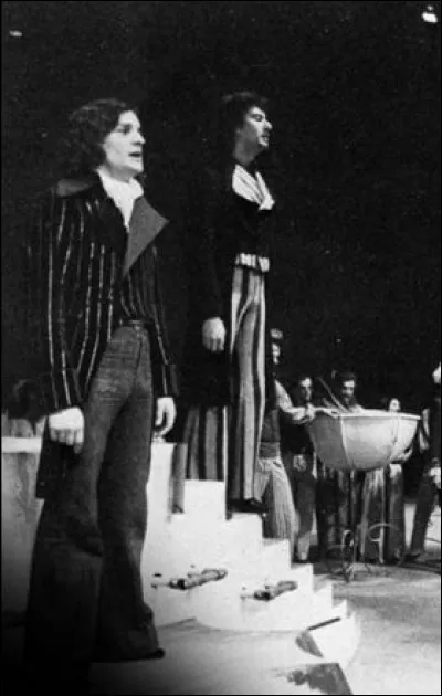 Parmi les grands noms, reconnaissez-vous ce chanteur de 1er plan, pour une fois ici au second ?