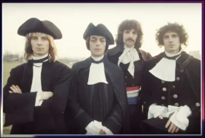 Qui est celui à l'écharpe tricolore (2e à droite) parmi les députés ?