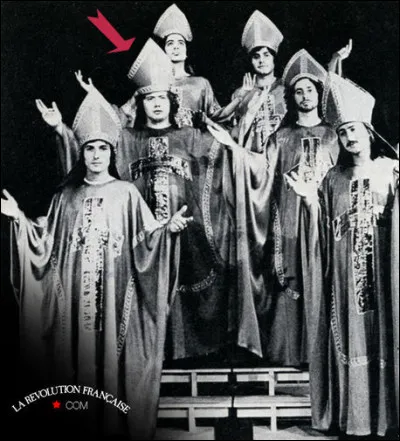 Voici un autre visage connu... et une voix qui ne l'est pas moins ! Qui est cet ecclésiastique au costume drastique ?