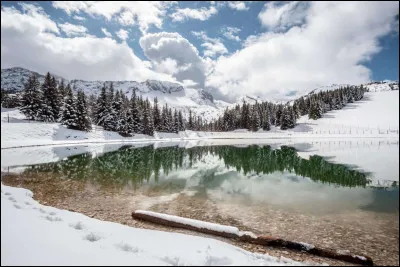 Dans quel massif montagneux se trouve la station de sports d'hiver de Villard de Lans, dans le département de l'Isère ?