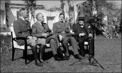 Ce 14 janvier, la conférence de Casablanca réunit Roosevelt, Churchill avec les généraux français Giraud, qui était proposé par les États-Unis comme chef des forces alliées françaises, et de Gaulle : c'était en ...