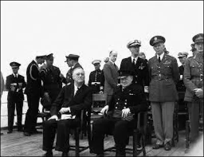 Ce 14 août, le président des États-Unis, Franklin Roosevelt, et le Premier ministre britannique, Winston Churchill, font une déclaration commune appelée "Charte de l'Atlantique" dans laquelle "ils espèrent voir s'établir une paix (pour toutes les nations), une fois définitivement détruite la tyrannie nazie" : c'était en ...