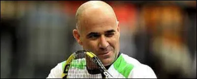 Professionnel de 1986 à 2006, André Agassi est né à Las Vegas le 29 avril 1970. Tennisman hors-norme, il remportera durant sa carrière dix titres majeurs, dont huit titres du Grand Chelem, un master et un titre olympique. Combien de fois gagnera-t-il Roland-Garros ?