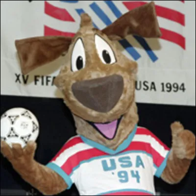 1993 : la France est éliminée de la course à la Coupe du monde suite à sa défaite face à la Bulgarie. Mais un mois plus tôt, une autre "illustre" nation du football avait déjà battu les Bleus à domicile :