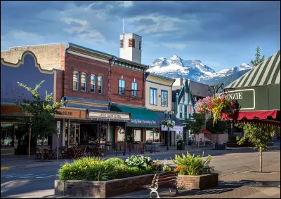 C'est une province tr&egrave;s montagneuse avec notamment le mont Robson, point culminant, &agrave; 3 954 m&egrave;tres, des rocheuses canadiennes. C'est aussi la 3e province la plus peupl&eacute;e avec 4,6 millions d'habitants ; sa capitale est Victoria :