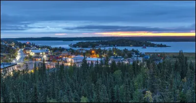 Ce vaste territoire de plus d'un million de km&sup2;, travers&eacute; par le cercle polaire, est couvert par la for&ecirc;t bor&eacute;ale et la toundra ; sa capitale et seule ville est Yellowknife :