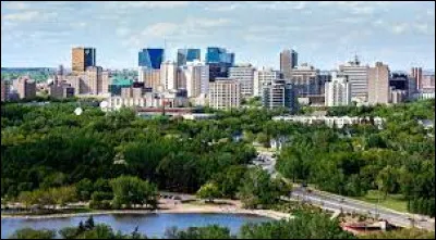 C'est l'une des trois provinces des prairies, peupl&eacute;e de 1,2 million d'habitants ; son territoire comprend 10 000 lacs, dont le grand lac Athabasca ; sa capitale est Regina :