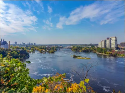 Quelle est cette ville du Qu&eacute;bec qui compte pr&egrave;s de 300 000 habitants et appartient &agrave; l'agglom&eacute;ration d'Ottawa dont elle constitue la banlieue francophone ?