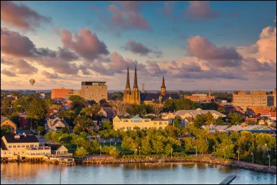 Cette province de l'est, de loin la plus petite avec ses 5 000 km&sup2;, est l'une des moins peupl&eacute;es avec 167 000 habitants. Sa capitale et plus grande ville est Charlottetown :