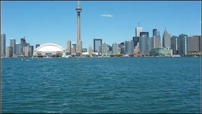 Cette vaste province de 1 million de km&sup2;, &eacute;tendue entre les grands lacs et la baie d'Hudson, est de loin la plus peupl&eacute;e du Canada avec 13,4 millions d'habitants ; sa capitale et ville la plus peupl&eacute;e est Toronto :