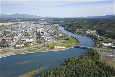 Ce territoire, montagneux et limitrophe de l'Alaska, est le moins peupl&eacute; avec 35 000 habitants et une tr&egrave;s faible densit&eacute; moyenne ; sa capitale est Whitehorse :
