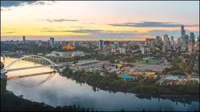 Situ&eacute;e &agrave; la fois sur les grandes plaines dans sa partie orientale et sur la bordure des montagnes rocheuses dans sa partie occidentale, c'est la 4e province par la population avec 4 millions d'habitants ; son &eacute;conomie est bas&eacute;e sur les hydrocarbures et sa capitale est Edmonton :