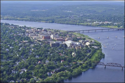 Cette petite province est l'une des provinces maritimes de l'est . Bord&eacute;e par les Appalaches &agrave; l'ouest et le golfe du Saint-Laurent &agrave; l'est, elle est compos&eacute;e d'une p&eacute;ninsule et d'&icirc;les ; sa capitale est Fredericton :
