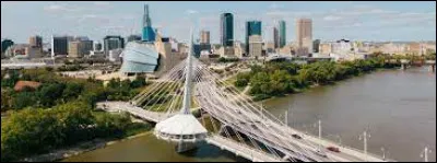 Situ&eacute;e enti&egrave;rement dans les prairies, c'est la cinqui&egrave;me province la plus peupl&eacute;e du pays, avec 1,4 million d'habitants ; sa capitale et plus grande ville est Winnipeg :