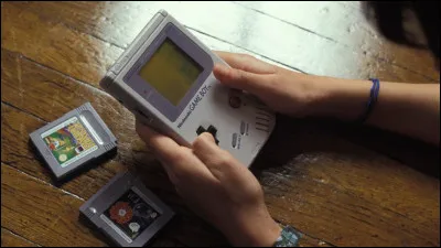 Un enfant ou un ado qui joue à la Game Boy : cela ne peut pas être avant ...