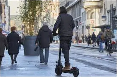 Ah, les trottinettes électriques sur les trottoirs de nos villes ... c'est depuis ...