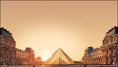Quel président de la République française a décidé de la construction de la Pyramide du Louvre ?