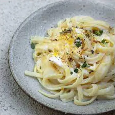 Quelle lettre faut-il remplacer dans le nom au singulier pour obtenir une source d'énergie ?