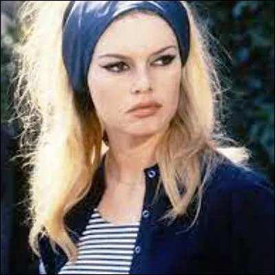 Dans quel film de Jean-Luc Godard Brigitte Bardot interroge-t-elle son amant sur son physique ?