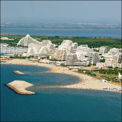 Quelle commune baln&eacute;aire de l�H&eacute;rault est connue pour ses immeubles en forme de pyramide, dont la Grande Pyramide construite en 1974 ?