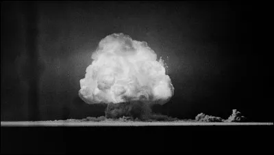 En 1945, le premier essai d'une arme nucléaire dans le cadre du projet Manhattan, au nom de code Trinity, est réalisé sur le champ de tir d'Alamogordo au Nouveau-Mexique : c'était le 16 ...