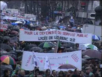 Ce 16 janvier, se déroule à Paris une grande manifestation - réunissant 600 000 personnes, pour la défense de la laïcité et contre la modification de la loi Falloux sur le financement des écoles privées : c'était en ...