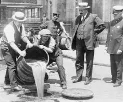 Ce 16 janvier, la fabrication, la vente ou le transport, limportation ou lexportation des boissons alcoolisées sont désormais interdites aux Etats-Unis ; c'est le début de la "prohibition" : c'était en ...