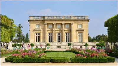 Quel architecte a construit le Petit Trianon de Versailles en 1772 ?