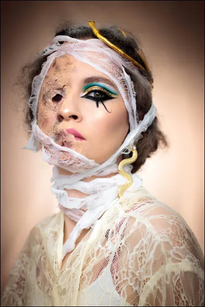 A qui doit-on la nouvelle fantastique "Petite Discussion avec une momie" ?