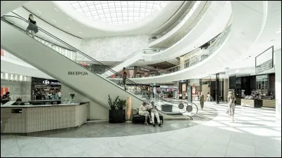 Tu es dans un centre commercial pour t'acheter une paire de bottes. Et un peu plus loin, tu aperçois ton groupe d'amies...