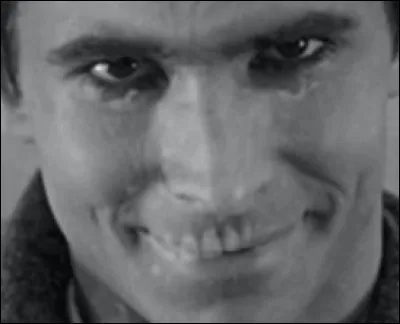 Un regard de tueur, et c'est peu dire, mais connaissez-vous la passion de ce fils à maman (au sens propre) ?