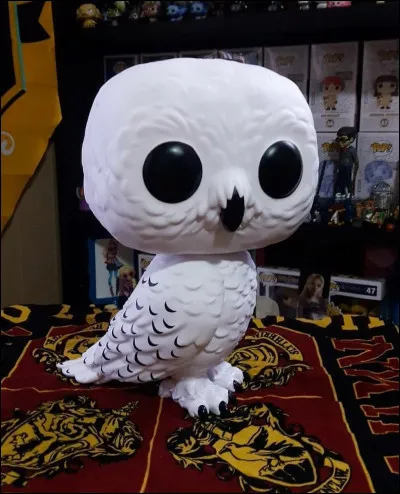 Comment s'appelle cette chouette blanche, qui est morte dans le septième film à cause des mangemorts ?