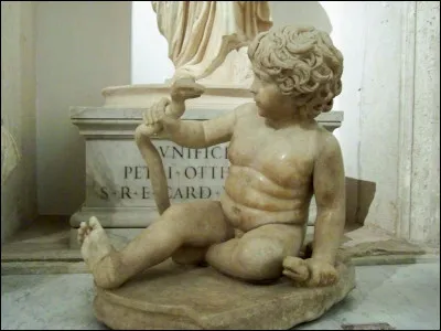 Alors qu'il vient de naître, qui envoie des serpents pour le tuer ?