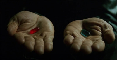 Dans quel film peut-on voir ces 2 pilules dans les mains de Laurence Fishburne ?