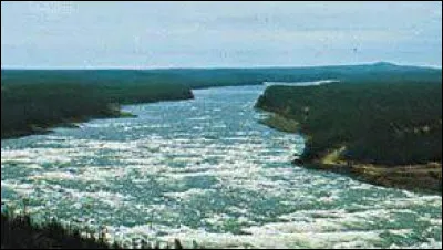 Ce fleuve du Labrador long de 856 km coule depuis le réservoir Smallwood vers l'océan Atlantique. C'est la ...
