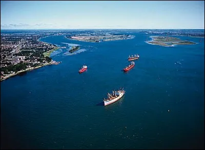 Coulant vers l'est du lac Ontario à l'océan Atlantique, il est le seul émissaire du bassin des Grands Lacs. Long de 1 197 km, il se termine par un très grand estuaire, d'une largeur de 48 km et d'une longueur de 370 km. Ce fleuve est le ...